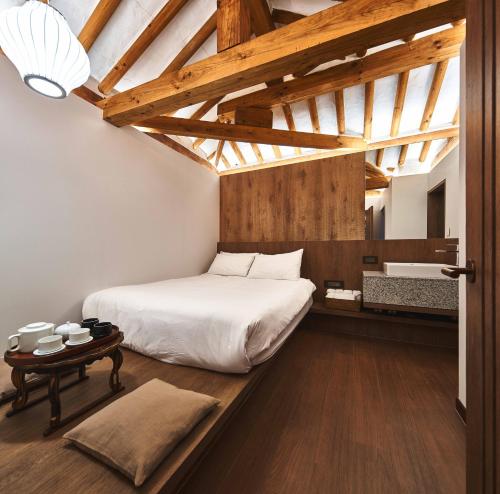 a bedroom with a large bed and a table at Lurury Hanok Stay Reflection in Seoul