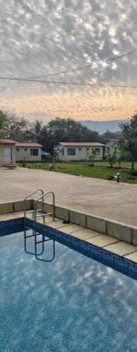 Bazén v ubytování Teak Resort Karjat nebo v jeho okolí