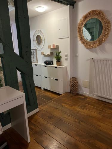 La salle de bains est pourvue de placards blancs et d'un miroir mural. dans l'établissement Superbe appartement hypercentre Royale Châtelet, à Orléans