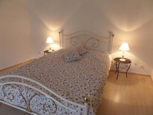 コルマールにあるCentre de Colmar Zum Harzalaの2つのランプが付いた白いベッドのある寝室