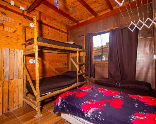 a bedroom with two bunk beds in a cabin at Mística Suítes in São Thomé das Letras