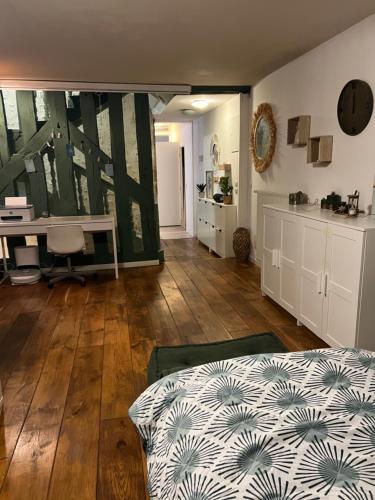 une chambre avec un lit et un bureau et une cuisine dans l'établissement Superbe appartement hypercentre Royale Châtelet, à Orléans