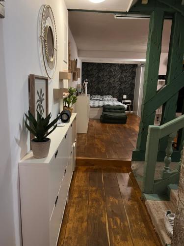 - un salon avec un escalier et un lit dans l'établissement Superbe appartement hypercentre Royale Châtelet, à Orléans