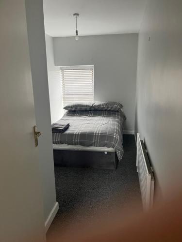 une chambre avec un lit dans une petite pièce dans l'établissement Bridge street studios, à Cavan