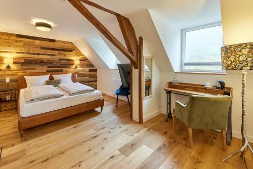 a bedroom with a bed and a desk at Rochter Landhotel in Zeltingen-Rachtig