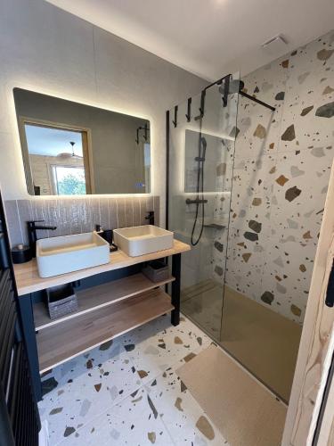 une salle de bain avec deux lavabos et une douche dans l'établissement L'Esquirol Appart - Location T3 avec vue imprenable - Les Angles, aux Angles