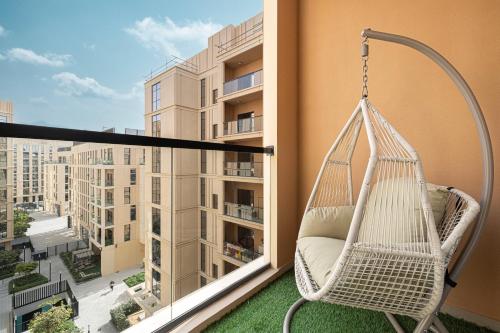 1BR Apartment With Balcony - 9 Mins to Sharjah Airport - Balcony Breeze