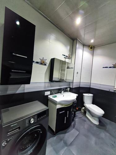 Koupelna v ubytování Modern 2BR Apartment in Prime Tbilisi with Scenic Views