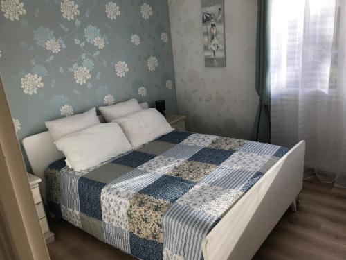 une chambre avec un lit avec une couverture bleue et blanche dans l'établissement Appartement Type F2 climatise entre plage et port, à Argelès-sur-Mer