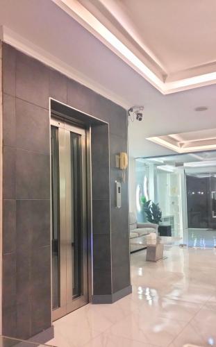 a lobby with a elevator in a building at Titanic Residence-7 minute walk to the Beach in Pattaya Central