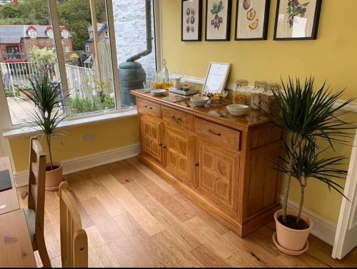 eine Küche mit einem Holzschrank und einem Fenster in der Unterkunft East Lyn House in Lynmouth