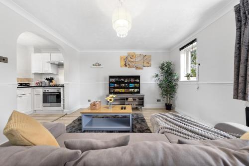 una sala de estar con un sofá y una mesa en Watford Cozy Full Home - Perfect for Harry Potter Studios!, en Leavesden Green