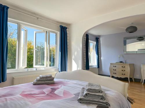 a bedroom with a bed with towels on it at Perfect Getaway in Canterbury in Canterbury