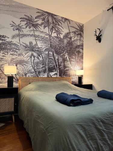 - une chambre avec un lit orné d'une fresque murale de palmiers dans l'établissement L'écrin des Tanneurs - 110m2 - 2 chambres - Epernay Hyper Centre, à Épernay