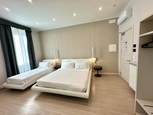 Posteľ alebo postele v izbe v ubytovaní Cadorna Luxury Hotel