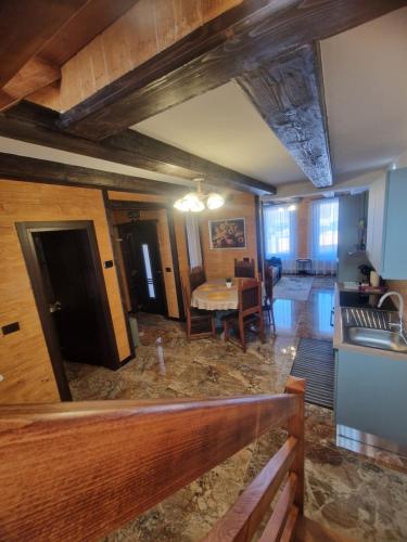 a living room with a table and a dining room at Cabana Tesa Borșa MM in Statiunea Borsa
