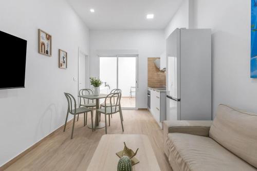 Urban Chic Oasis with AC, Private Pool and Wifi