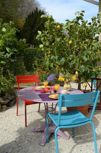 una mesa y dos sillas con comida. en Chez L'Antiquaire, en Hauterives