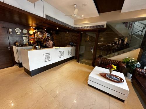 una hall con bancone e chef in cucina di South Coast Hotel Wagle Estate Thane a Thane