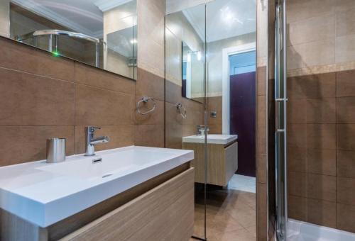 une salle de bain avec un lavabo blanc et une douche dans l'établissement Azur Central Flat, à Nice