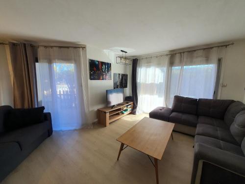 Grand studio 4 personnes avec terrasses, jardin, 2 piscines, place de parking, à 200m des plages