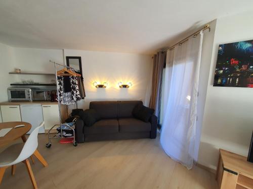 Grand studio 4 personnes avec terrasses, jardin, 2 piscines, place de parking, à 200m des plages