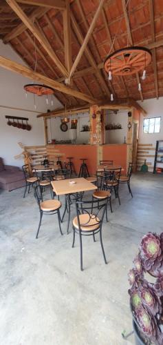 a group of tables and chairs in a room at Casa 6 personnes Quinta Das Pedras Da Lagoa in Alcobaça