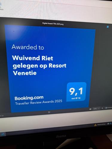 a computer monitor with a blue screen on it at Wuivend Riet gelegen op Resort Venetie in Giethoorn