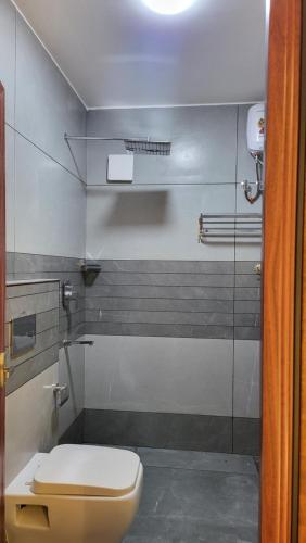 un bagno con wc e doccia in vetro di Hill View Homes,AC Suites in trivandrum a Trivandrum