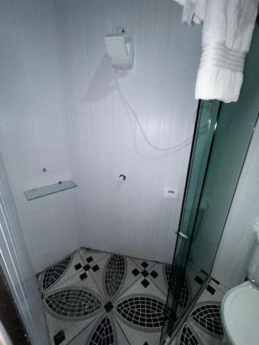 a small bathroom with a shower and a toilet at Vista do Lago Jungle Lodge in Cajual