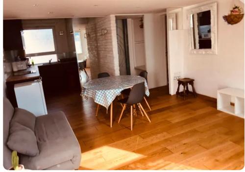 Studio lumineux avec mezzanine