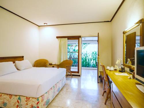 Postel nebo postele na pokoji v ubytování Hotel Tugu Blitar