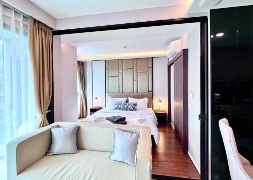 Una cama o camas en una habitación de BnB Homes Modern Sea Breeze apartment with 6 Swimming Pools & Restaurants