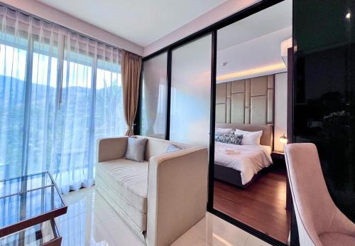 Una cama o camas en una habitación de BnB Homes Modern Sea Breeze apartment with 6 Swimming Pools & Restaurants