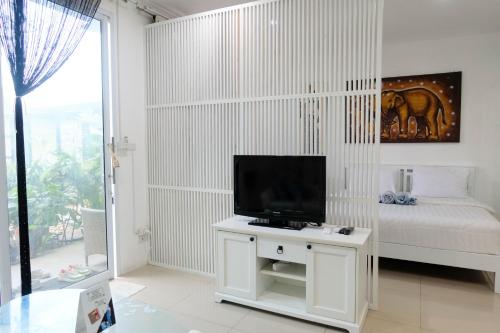 TV a/nebo společenská místnost v ubytování Baan Poon Garden