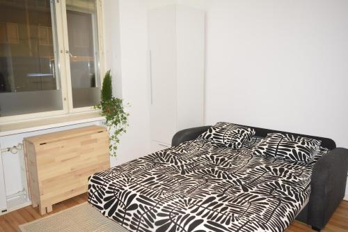 Ένα ή περισσότερα κρεβάτια σε δωμάτιο στο Central Helsinki Studio Near Olympic Stadium