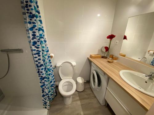 une salle de bain avec toilettes et lavabo dans l'établissement Studio 4 Pers avec Wifi, Balcon et Parking - Brides-les-Bains - FR-1-512-195, à Brides-les-Bains