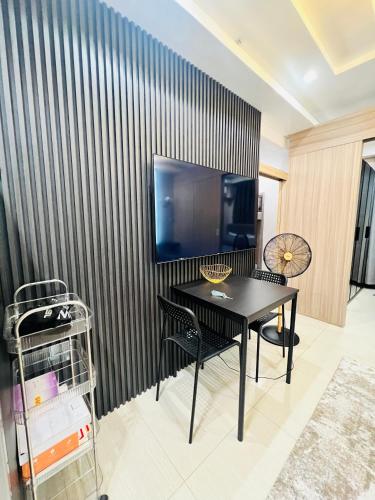 Телевизор и/или развлекательный центр в SHORE MOA- EXXY SUITES Pasay