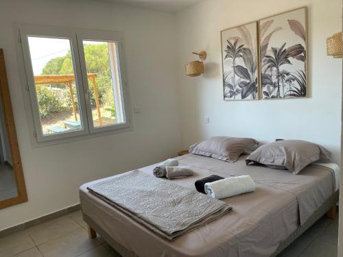 un grand lit dans une chambre avec une fenêtre dans l'établissement A l'Ombra Di l'Alivu, à Figari