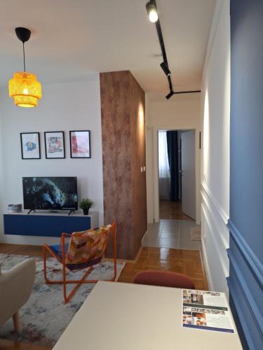 Una televisión o centro de entretenimiento en Azimut art apartman