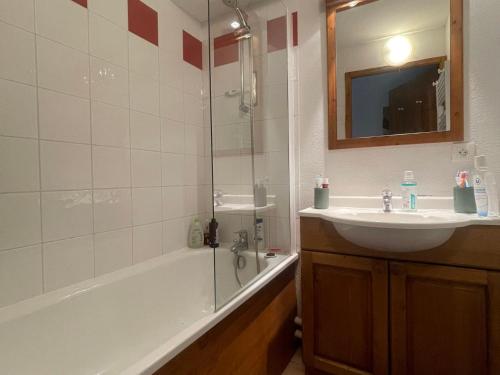 une salle de bain avec une douche, un lavabo et une baignoire dans l'établissement Appartement calme à Samoëns avec piscine - FR-1-624-101, à Samoëns