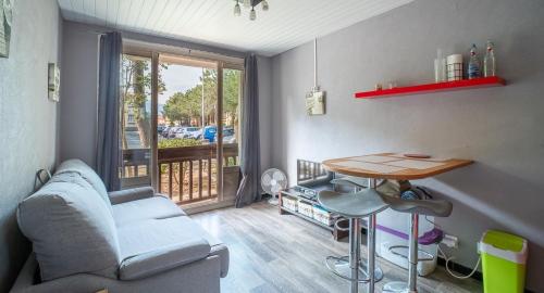 un salon avec un canapé et une table dans l'établissement Studio 100m de la plage, à Argelès-sur-Mer