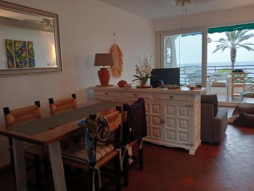 un soggiorno con tavolo da pranzo e scrivania di Aloha Miami a Miami Platja