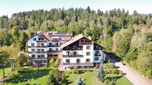 z góry widok na hotel w górach w obiekcie Villa Medica w Rabce