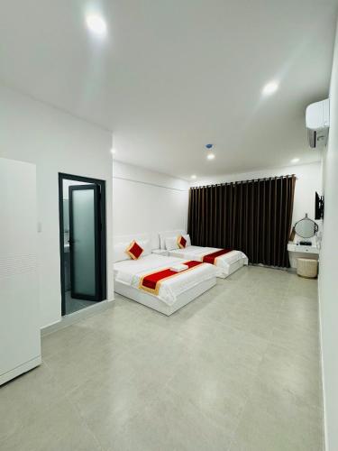 une chambre avec deux lits et une salle de bain dans l'établissement Phú Gia 2307 Huỳnh Tấn Phát, à Hô-Chi-Minh-Ville