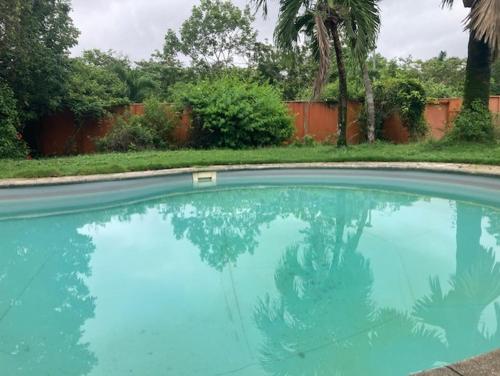 Chambre climatisée dans villa avec piscine