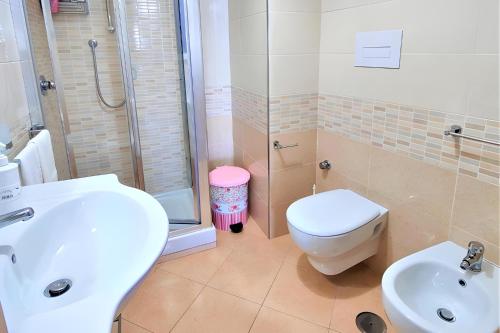 ein Badezimmer mit Toilette, Waschbecken und Dusche in der Unterkunft Appartamento panoramico per 4 sul lungomare di Castellabate in Santa Maria di Castellabate
