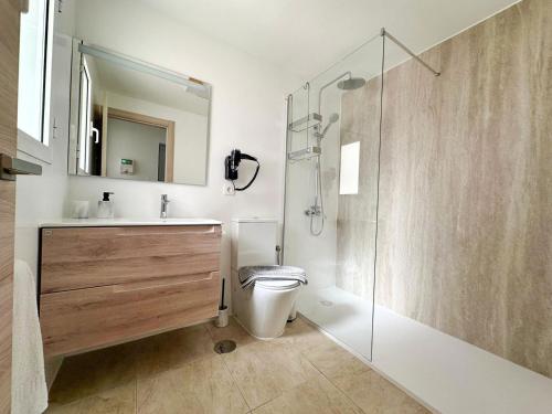 Un baño con inodoro y ducha de cristal. en Casa Caletón Blanco Pool And SPA, en Puerto del Carmen