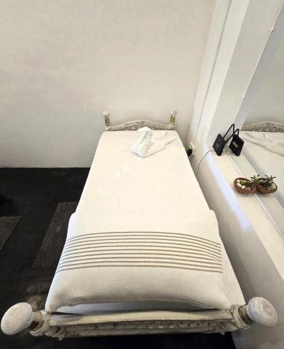 a bed in a room with two twin beds at Sudu Colonial House 1929 in Ambalangoda