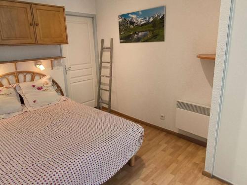 une chambre avec un lit et une échelle dedans dans l'établissement Appartement lumineux avec balcon, parking et casier à skis - FR-1-812-17, à Cauterets